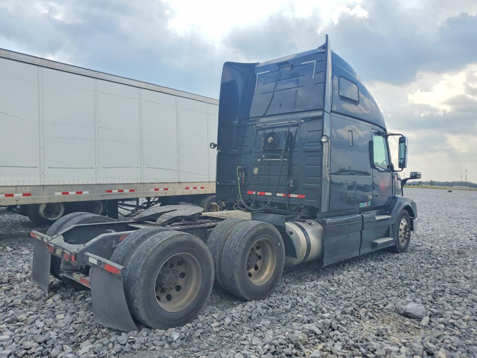 Volvo VNL SEMI TRUCK 2013 — Copart