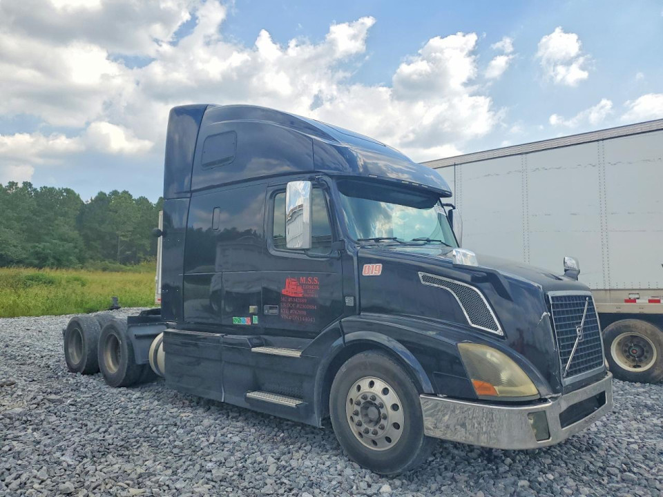 Volvo VNL SEMI TRUCK 2013 — Copart