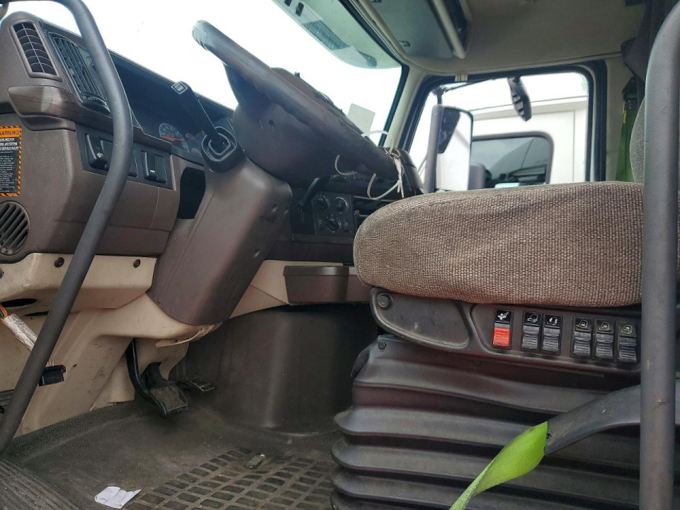 Volvo VNL SEMI TRUCK 2017 — Copart