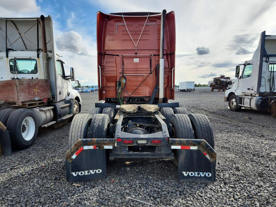 Volvo VNL SEMI TRUCK 2016 — Copart