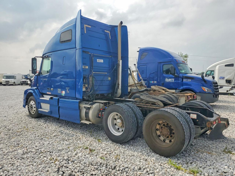 Volvo VNL SEMI TRUCK 2013 — Copart