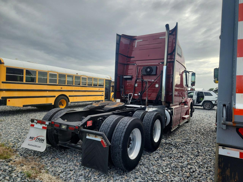 Volvo VNL SEMI TRUCK 2018 — Copart