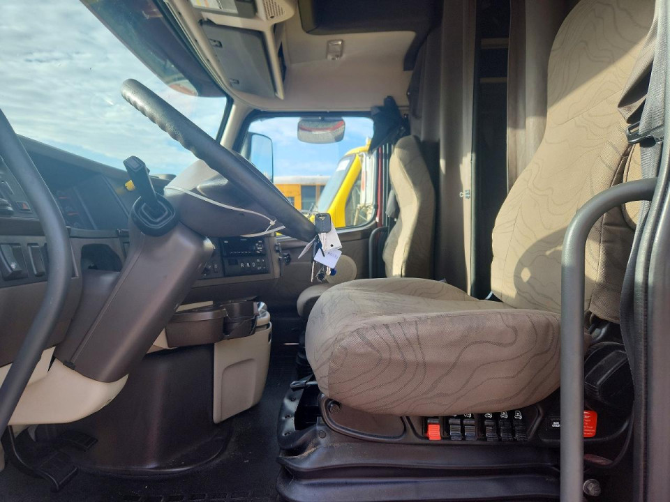 Volvo VNL SEMI TRUCK 2018 — Copart
