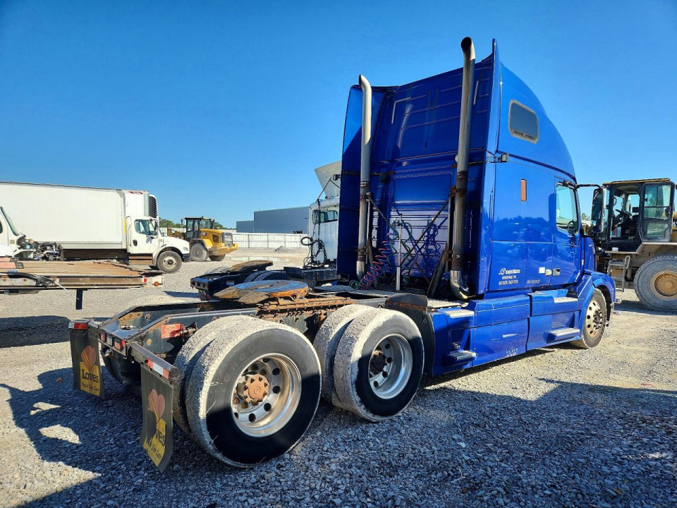 Volvo VNL SEMI TRUCK 2011 — Copart
