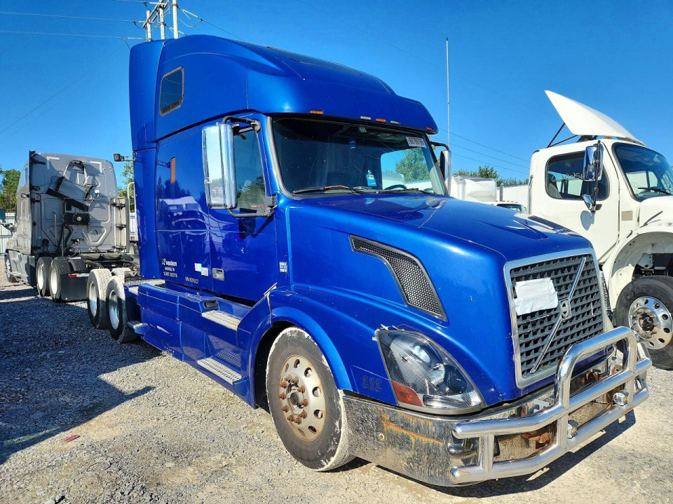 Volvo VNL SEMI TRUCK 2011 — Copart