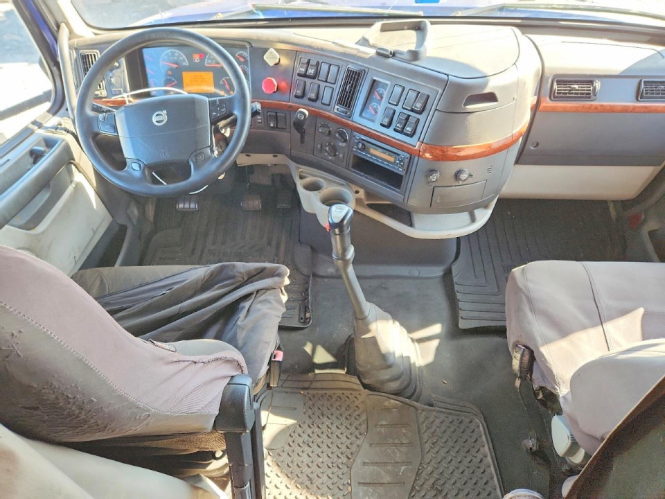 Volvo VNL SEMI TRUCK 2011 — Copart