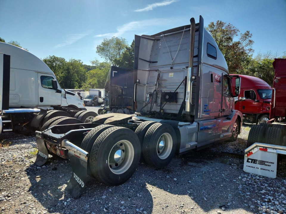 Volvo VNL SEMI TRUCK 2017 — Copart