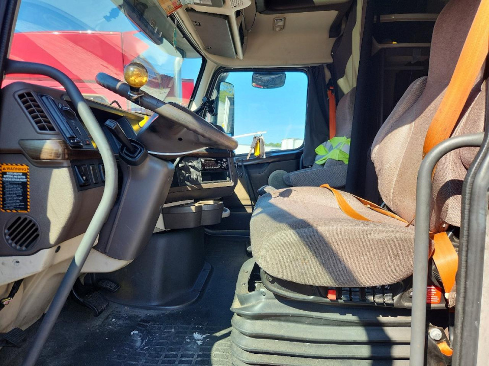 Volvo VNL SEMI TRUCK 2017 — Copart