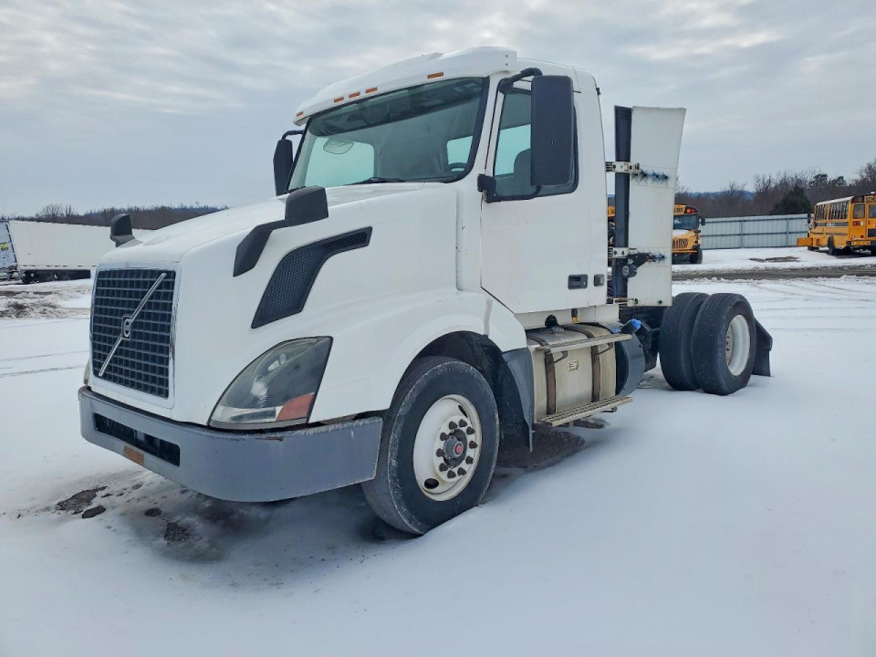 Volvo VNL SEMI TRUCK 2016 — Copart