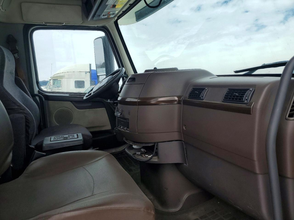 Volvo VNL SEMI TRUCK 2016 — Copart