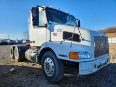 Volvo VNM SEMI TRUCK 2000