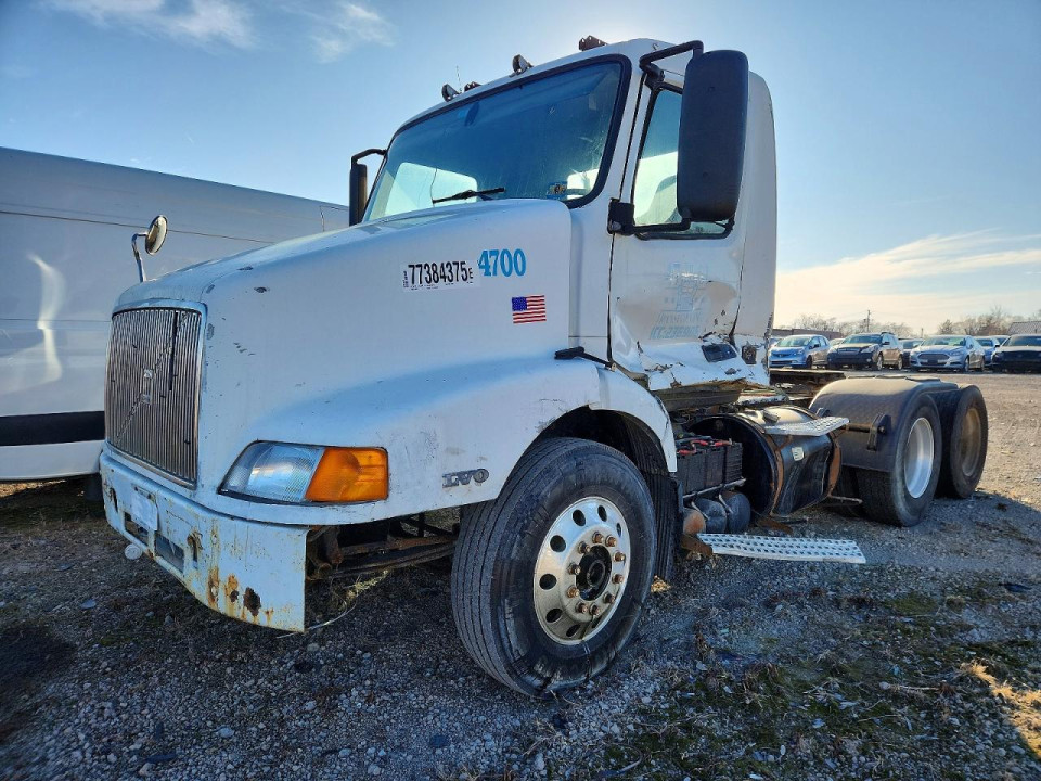 Volvo VNM SEMI TRUCK 2000 — Copart