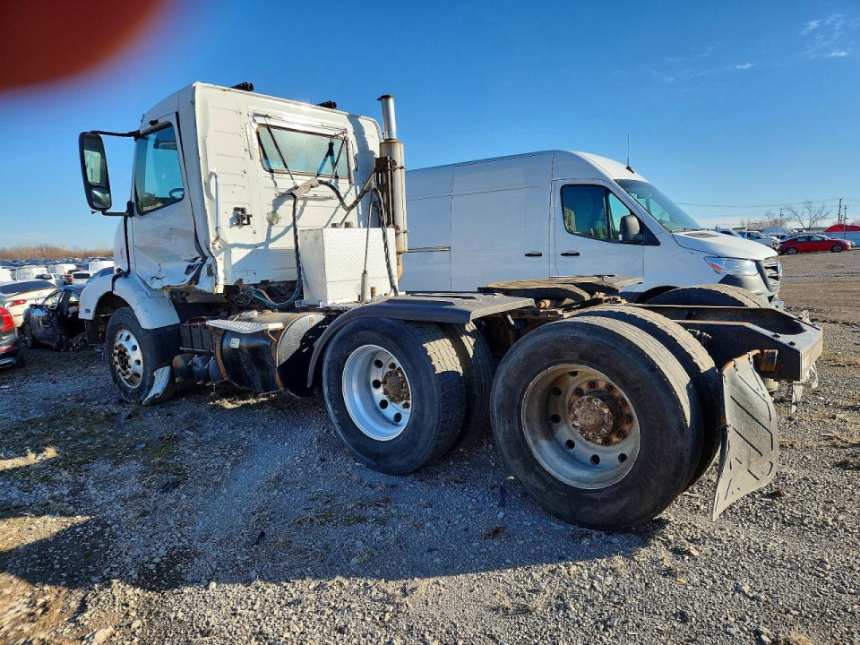 Volvo VNM SEMI TRUCK 2000 — Copart