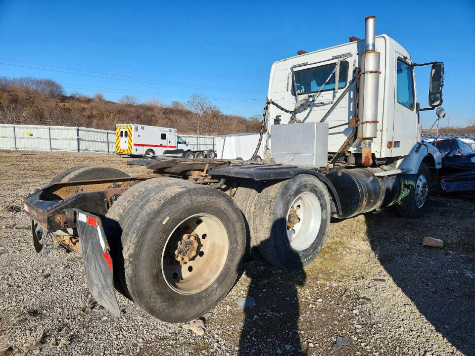 Volvo VNM SEMI TRUCK 2000 — Copart