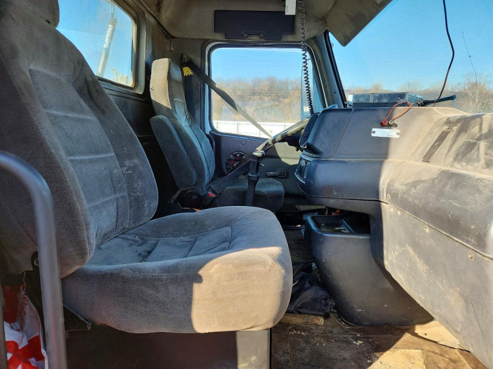Volvo VNM SEMI TRUCK 2000 — Copart