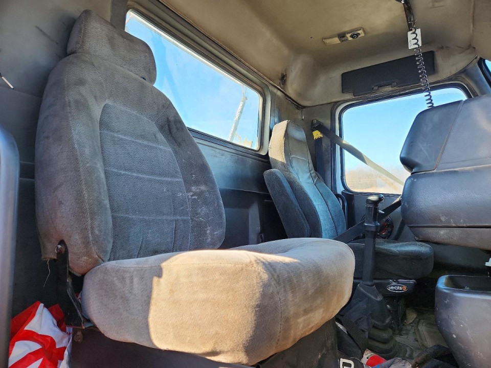 Volvo VNM SEMI TRUCK 2000 — Copart