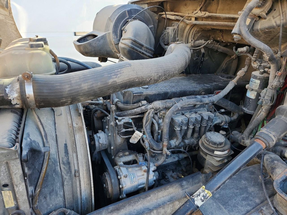Volvo VNM SEMI TRUCK 2000 — Copart