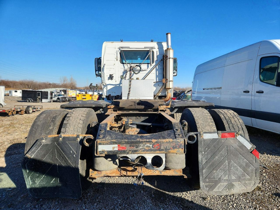 Volvo VNM SEMI TRUCK 2000 — Copart
