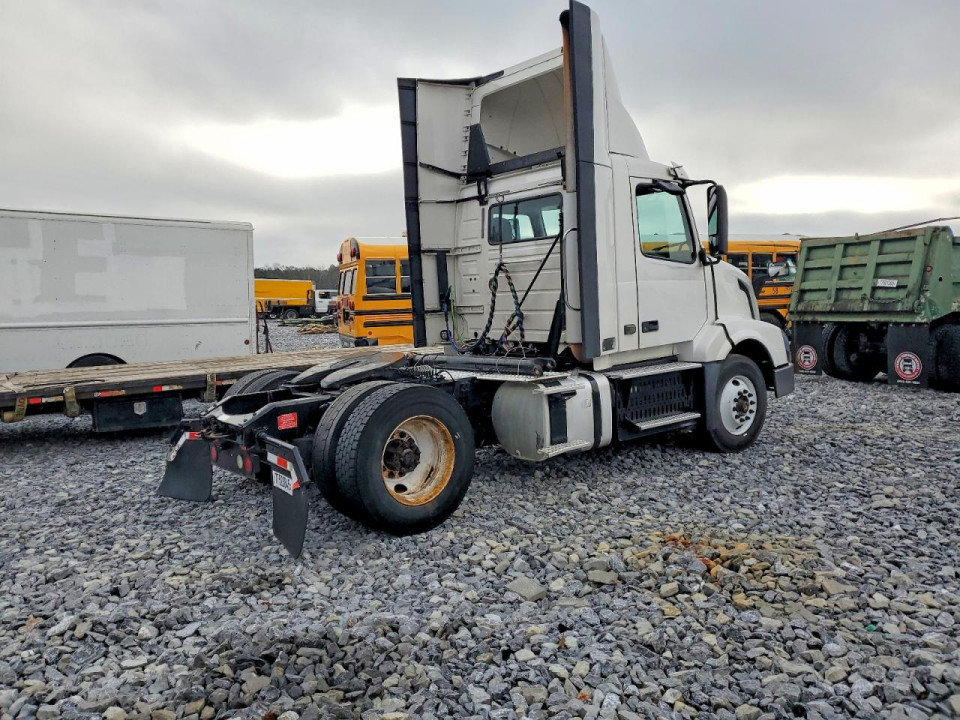 Volvo VNL SEMI TRUCK 2017 — Copart