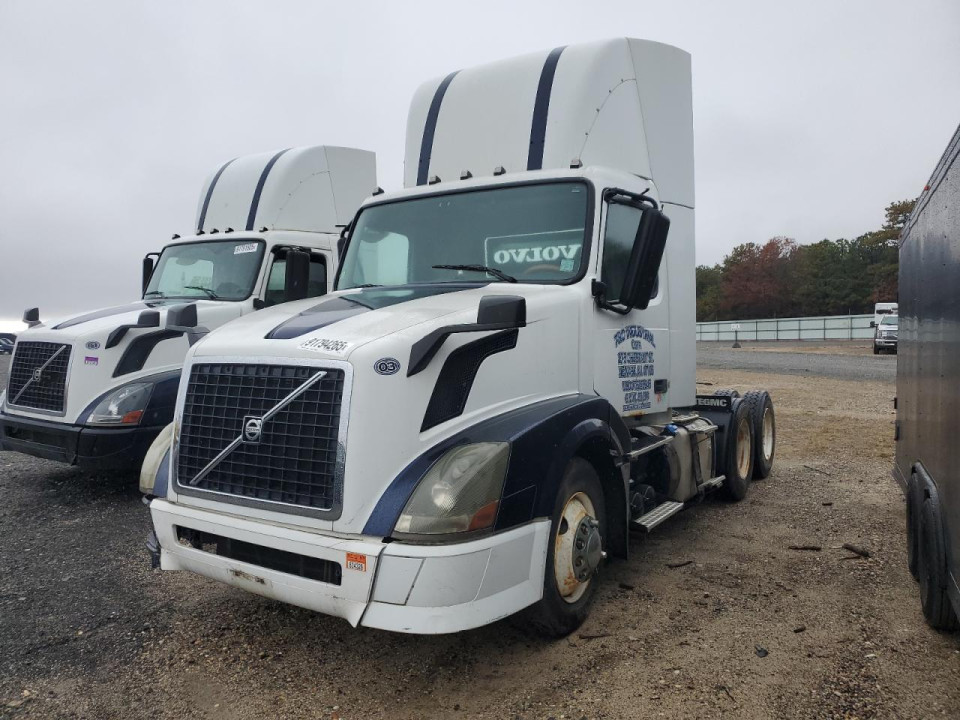 Volvo VNL SEMI TRUCK 2011 — Copart