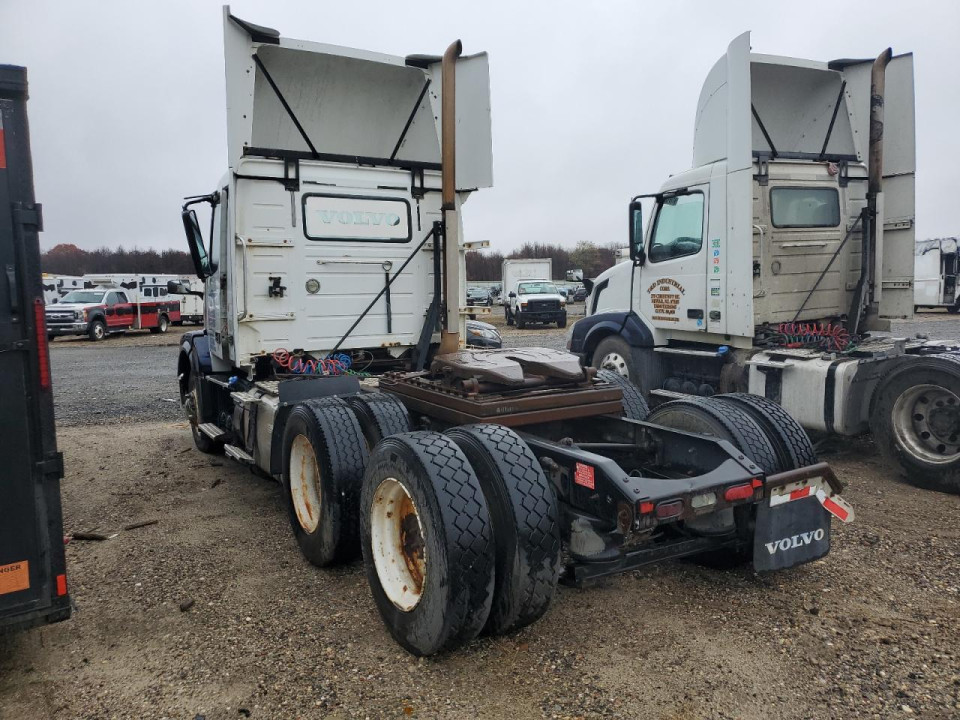 Volvo VNL SEMI TRUCK 2011 — Copart