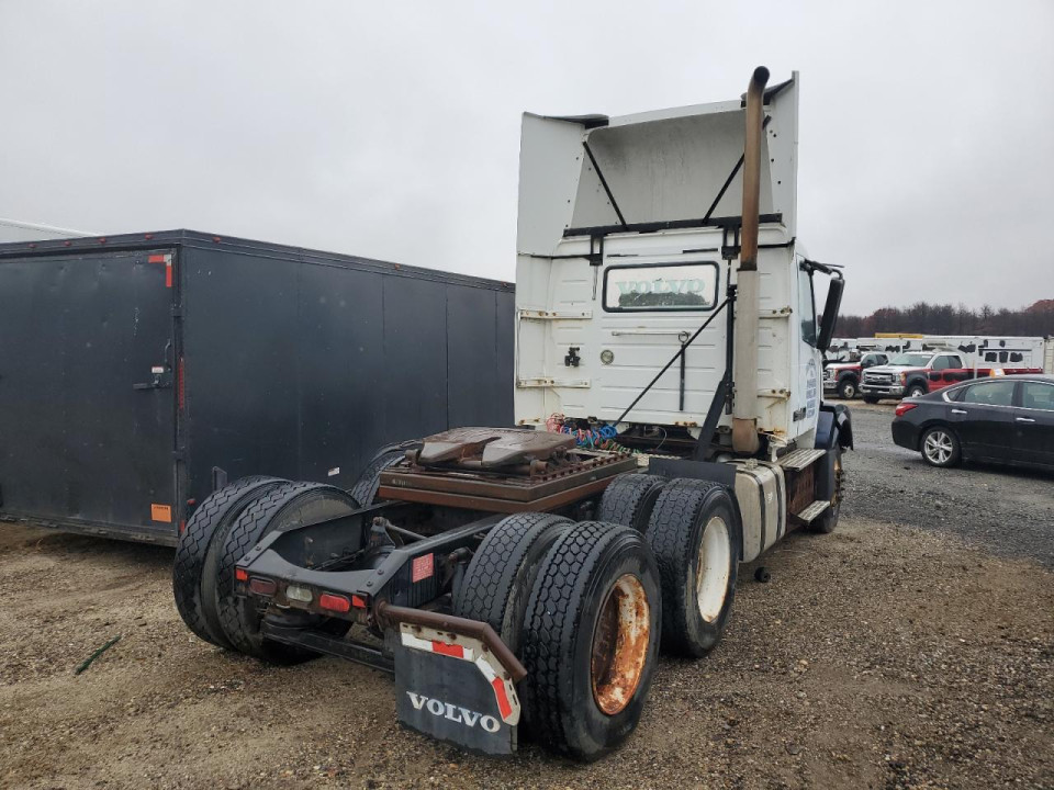 Volvo VNL SEMI TRUCK 2011 — Copart