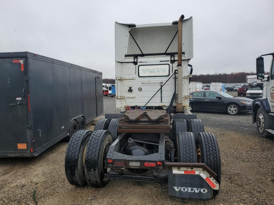 Volvo VNL SEMI TRUCK 2011 — Copart