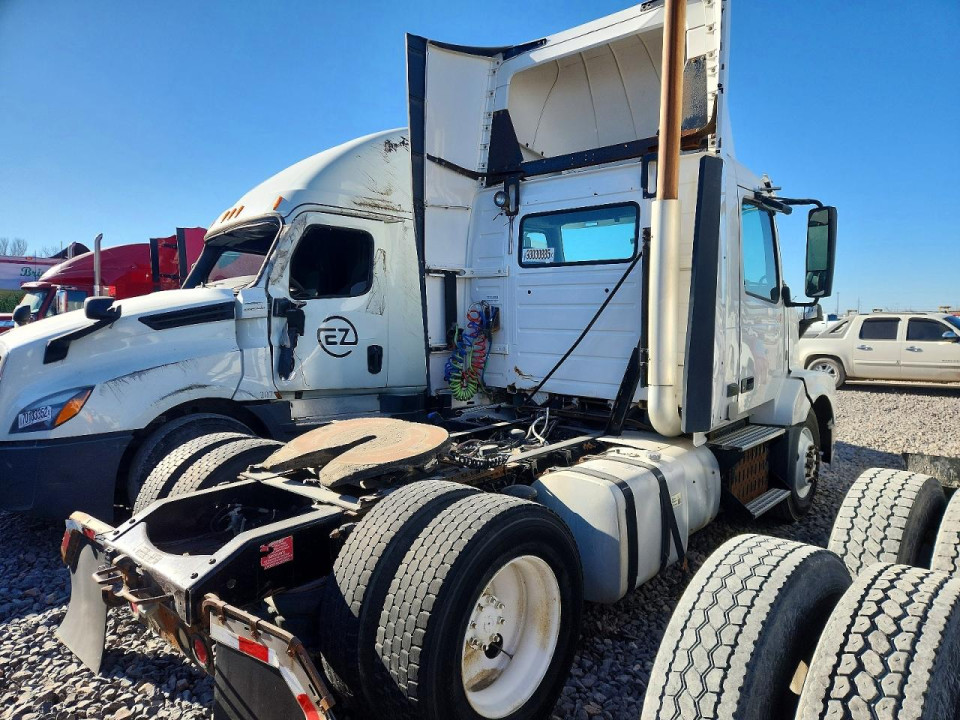 Volvo VNL SEMI TRUCK 2012 — Copart