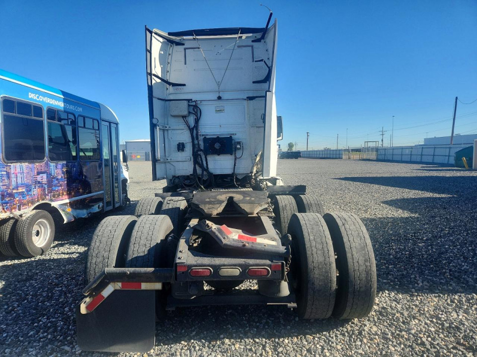 Volvo VNL SEMI TRUCK 2016 — Copart