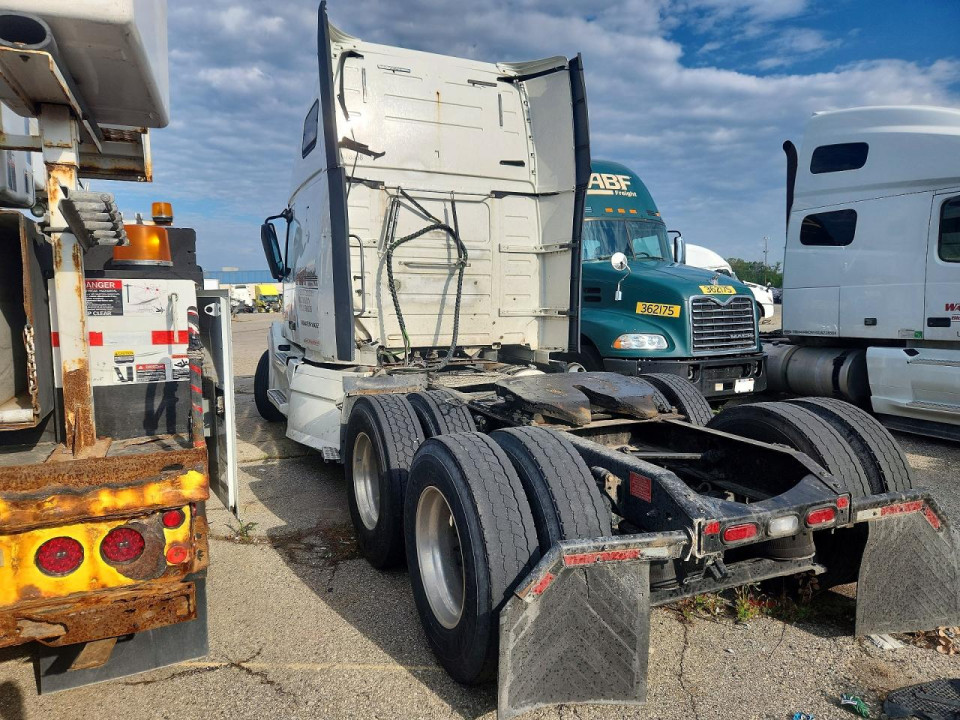 Volvo VNL SEMI TRUCK 2014 — Copart