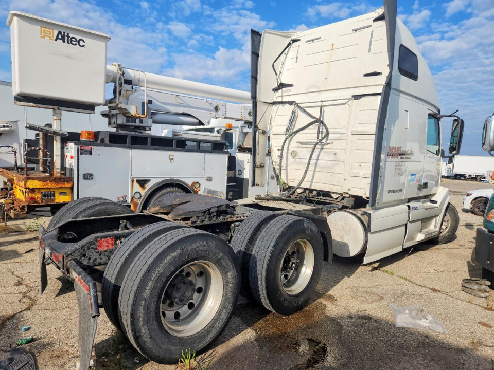Volvo VNL SEMI TRUCK 2014 — Copart