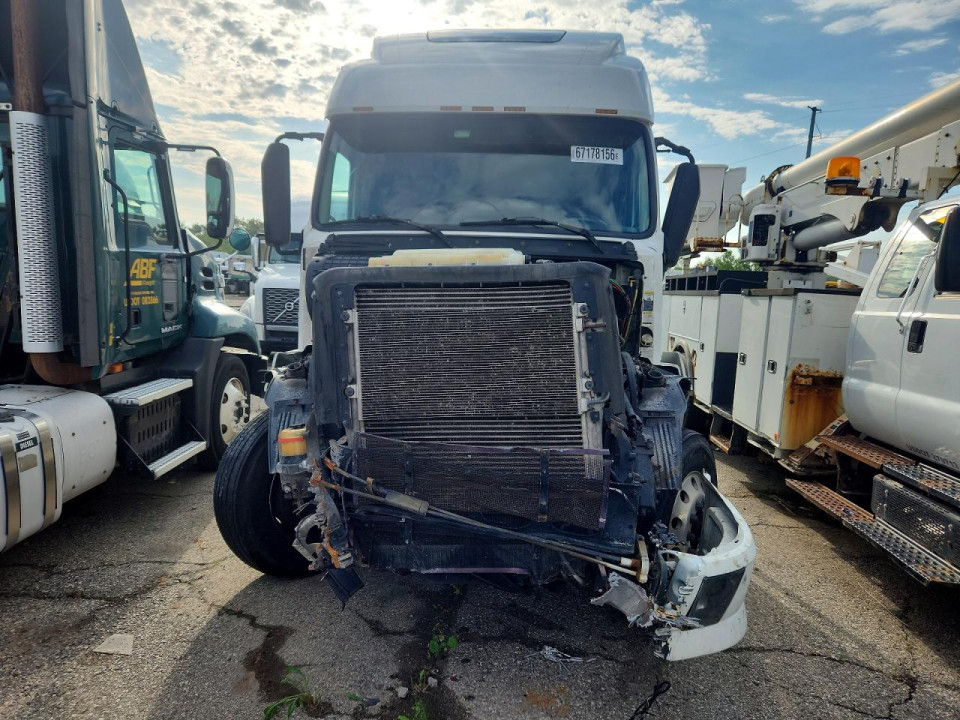 Volvo VNL SEMI TRUCK 2014 — Copart
