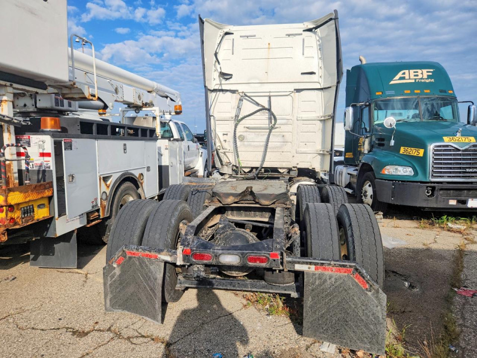 Volvo VNL SEMI TRUCK 2014 — Copart