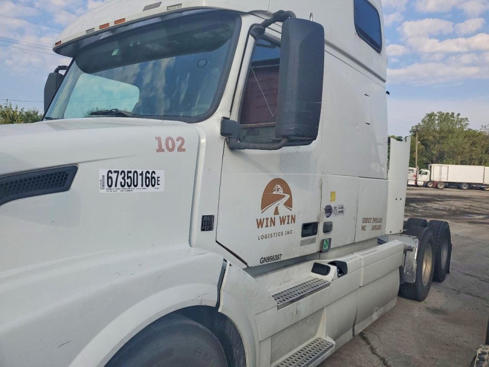 Volvo VNL SEMI TRUCK 2016 — Copart