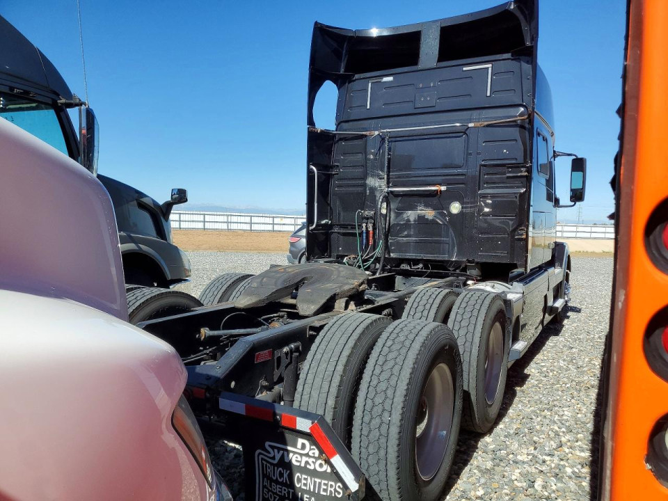 Volvo VNL SEMI TRUCK 2015 — Copart