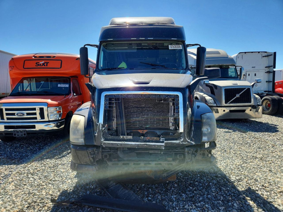 Volvo VNL SEMI TRUCK 2015 — Copart