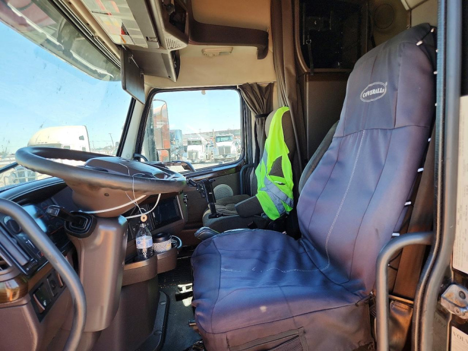 Volvo VNL SEMI TRUCK 2015 — Copart