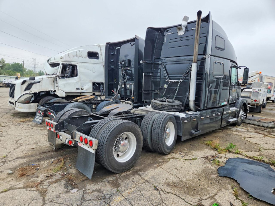 Volvo VNL SEMI TRUCK 2012 — Copart