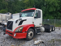 Volvo VNL SEMI TRUCK 2005