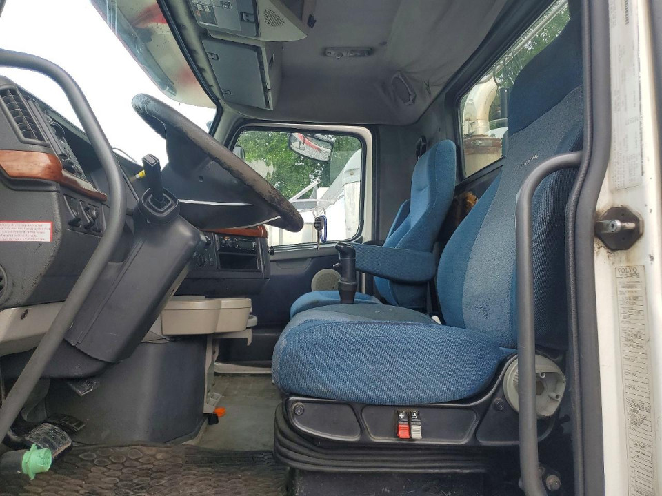 Volvo VNL SEMI TRUCK 2005 — Copart