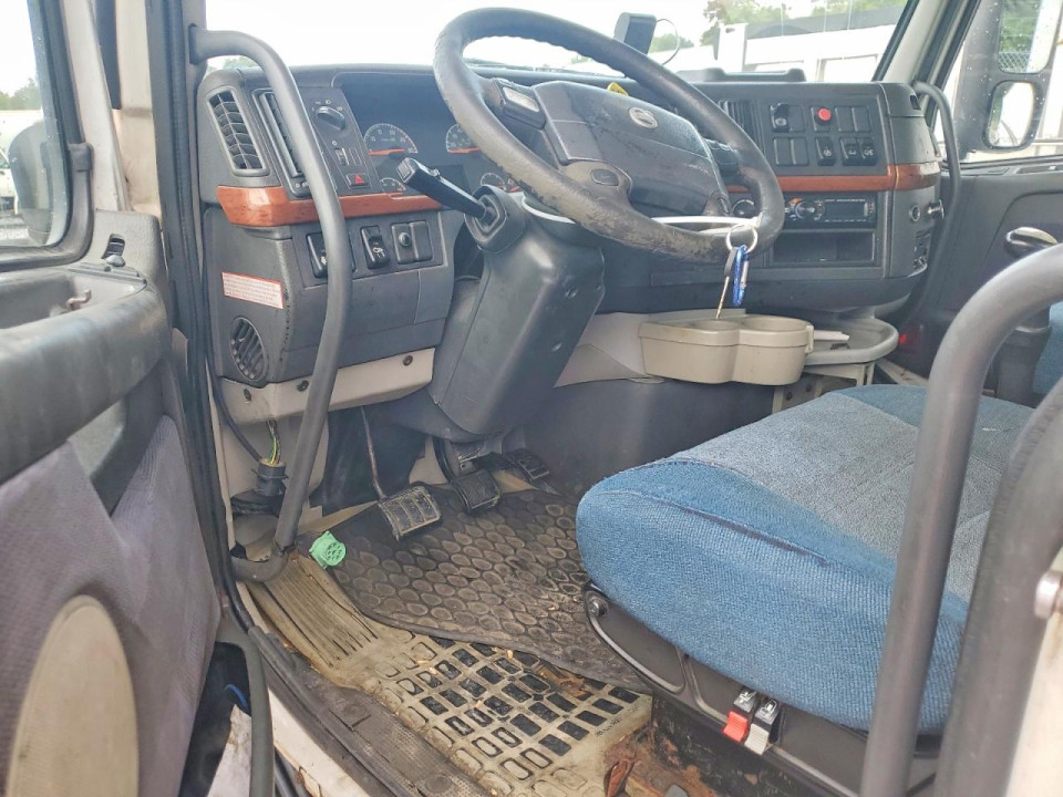 Volvo VNL SEMI TRUCK 2005 — Copart