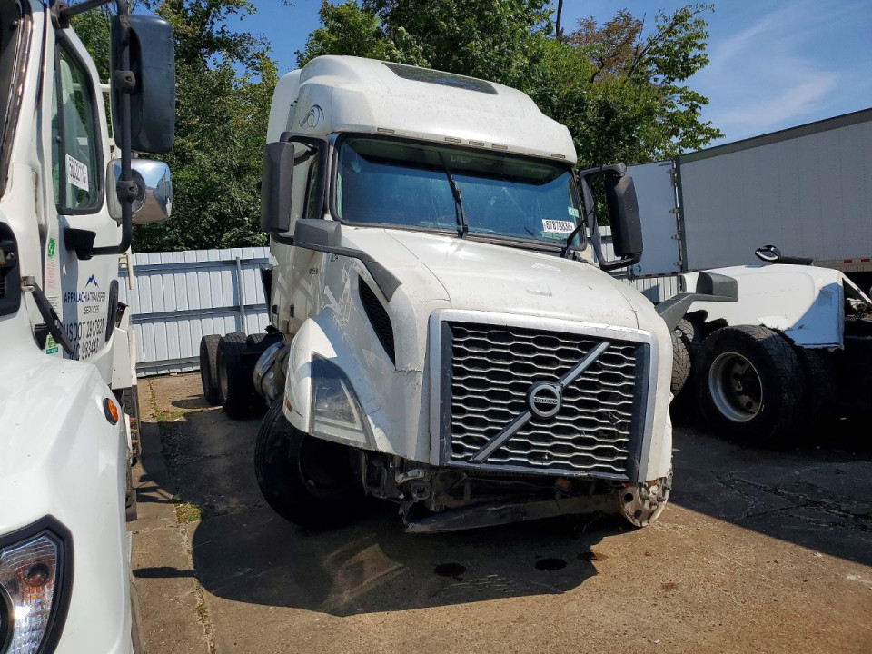 Volvo VNL SEMI TRUCK 2021 — Copart