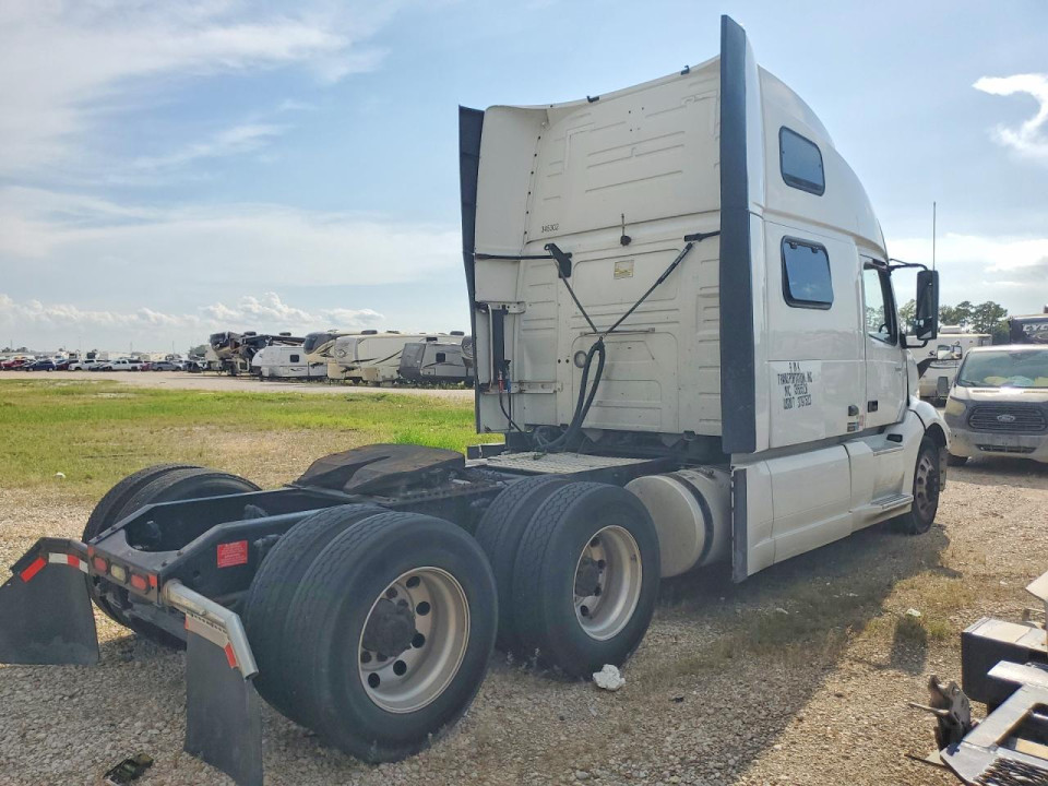 Volvo VNL SEMI TRUCK 2021 — Copart