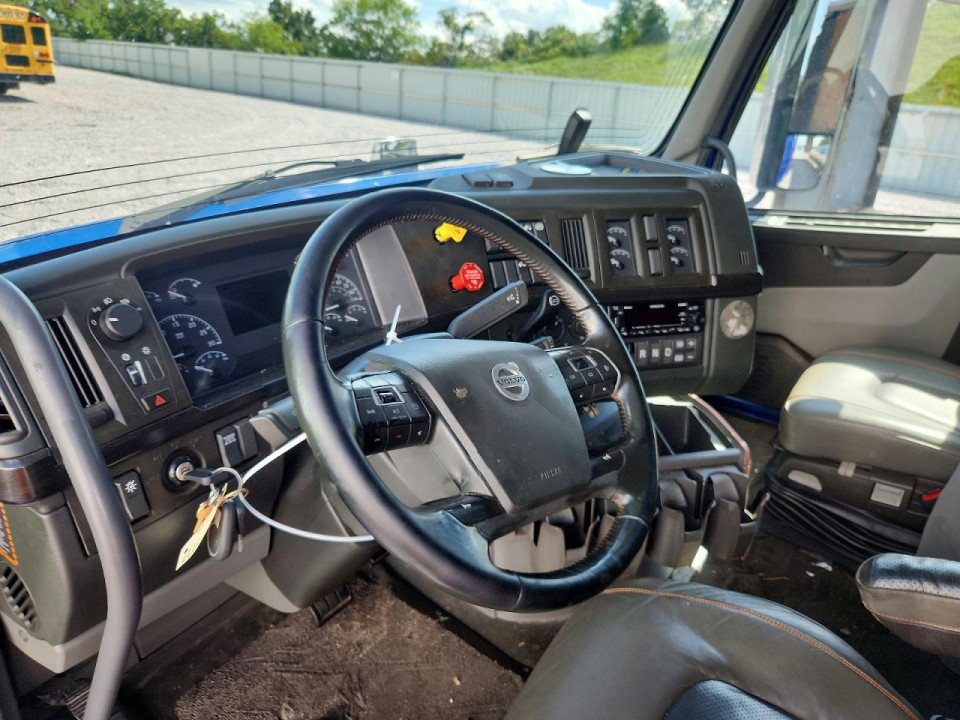 Volvo VNL SEMI TRUCK 2023 — Copart
