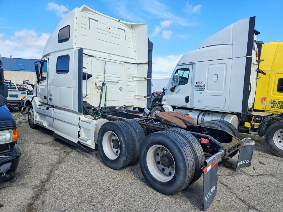 Volvo VNL SEMI TRUCK 2014 — Copart