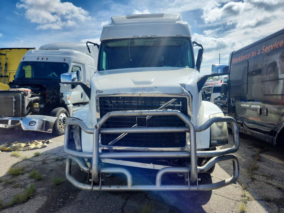 Volvo VNL SEMI TRUCK 2014 — Copart