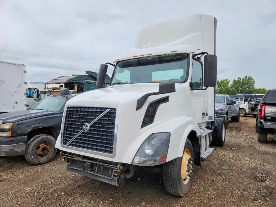Volvo VNL SEMI TRUCK 2017 из США