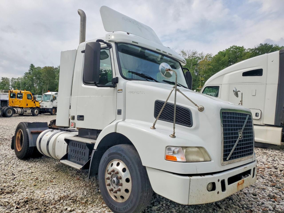 Volvo VNM SEMI TRUCK 2014 — Copart